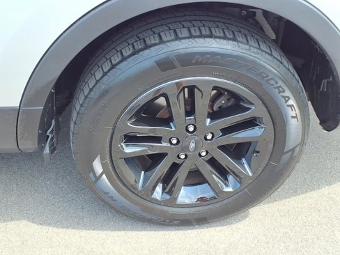 Used 2017 Ford Explorer XLT w/ Equipment Group 202A image 30