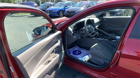 Used 2023 Hyundai Elantra SEL w/ Winter Weather Package image 9