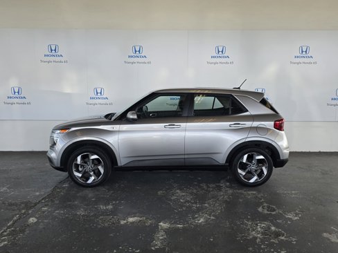 Used 2024 Hyundai Venue SE image 3