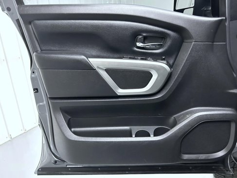 Used 2017 Nissan Titan SV image 9