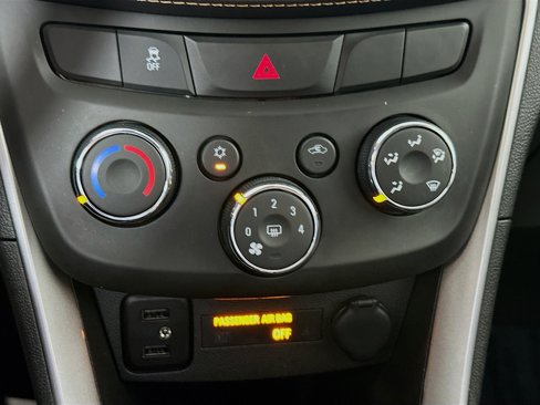 Used 2020 Chevrolet Trax LT w/ LT Convenience Package image 14