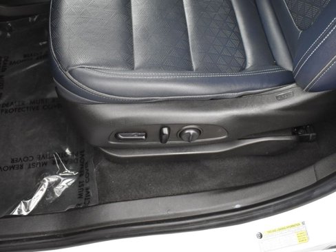 Used 2022 Chevrolet Bolt EUV LT w/ Convenience Package image 11