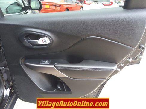 Used 2019 Jeep Cherokee Latitude Plus w/ Cold Weather Group image 37