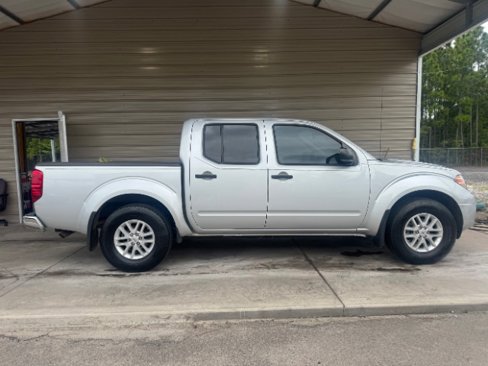 Used 2018 Nissan Frontier SV image 1