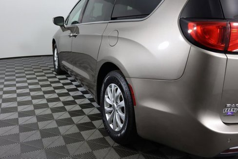 Used 2018 Chrysler Pacifica Touring Plus image 19