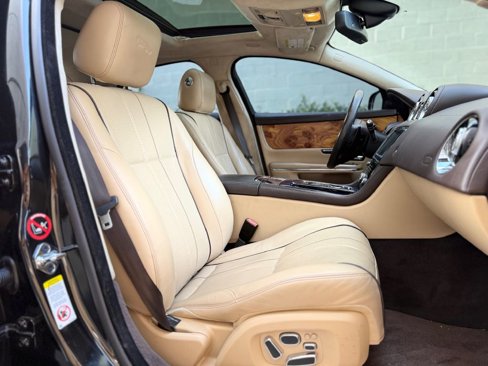 Used 2011 Jaguar XJ image 21