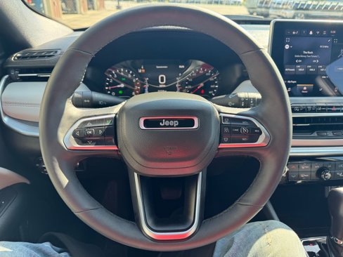 Used 2025 Jeep Compass Limited image 14