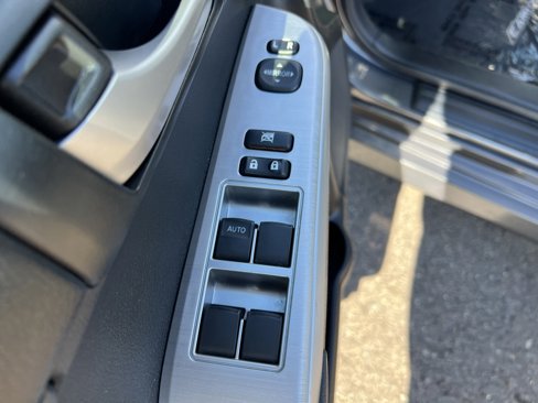 Used 2014 Toyota Camry L image 11