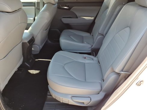 Used 2023 Toyota Highlander XLE image 8