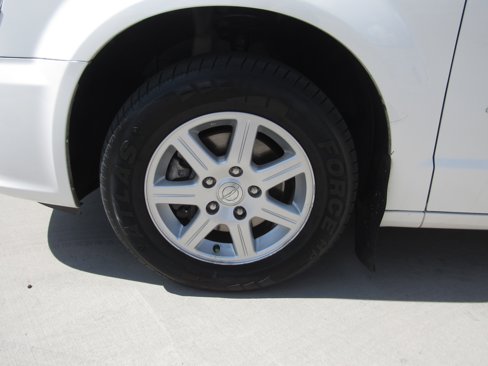 Used 2011 Chrysler Town & Country Touring image 4