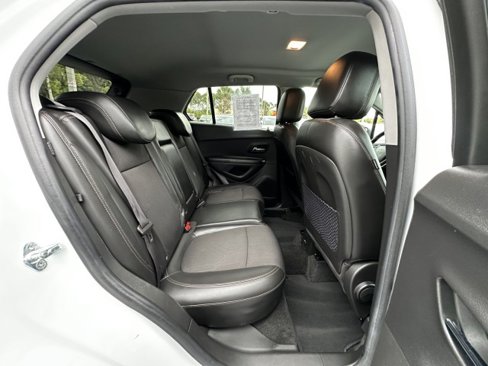 Used 2021 Chevrolet Trax LT w/ LT Convenience Package image 19