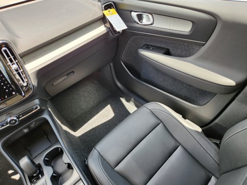 New 2025 Volvo XC40 B5 Core w/ Climate Package image 16