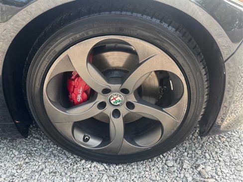 Used 2017 Alfa Romeo Giulia w/ Sport Appearance Package image 21
