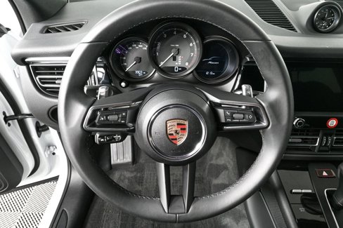 Certified 2025 Porsche Macan image 9