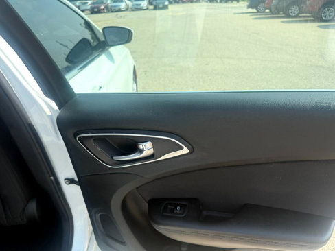 Used 2015 Chrysler 200 Limited w/ Convenience Group image 18