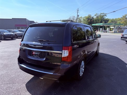 Used 2015 Chrysler Town & Country Touring image 8