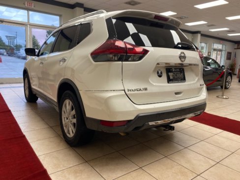 Used 2018 Nissan Rogue SV image 3