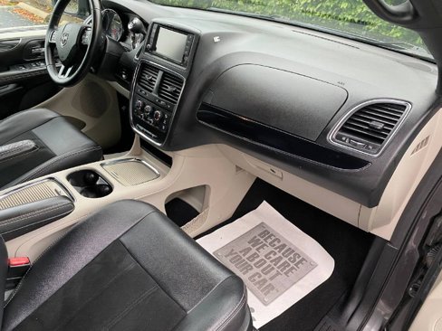 Used 2017 Dodge Grand Caravan SXT image 8