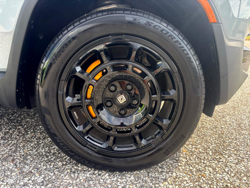 Used 2025 Rivian R1S Premium image 44