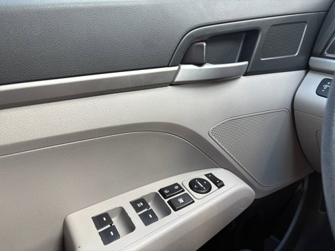 Used 2017 Hyundai Elantra SE image 11