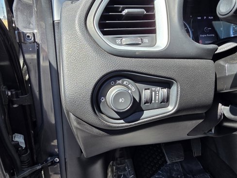 Used 2019 Jeep Renegade Latitude w/ Cold Weather Group image 15