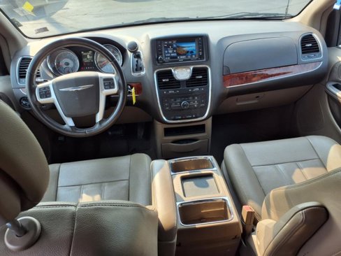 Used 2016 Chrysler Town & Country Touring image 6