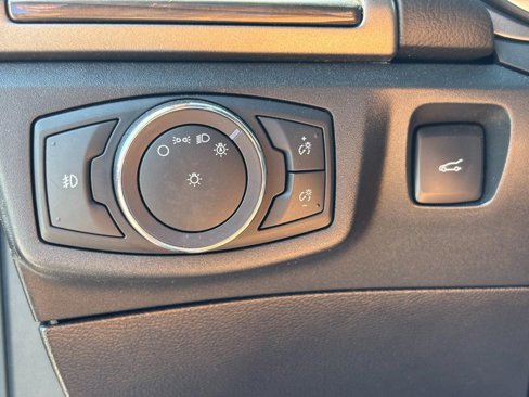 Used 2017 Ford Fusion SE w/ Fusion SE Technology Package image 16