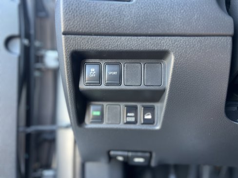 Used 2015 Nissan Rogue S image 9