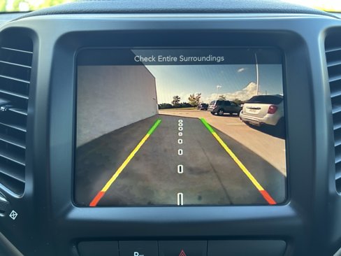 Used 2017 Jeep Cherokee Latitude w/ Safety/Convenience Group image 28