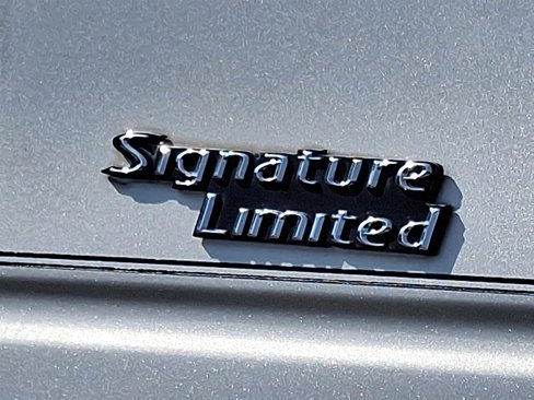 Used 2009 Lincoln Town Car Signature Limited image 32