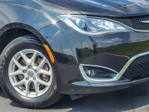 Used 2020 Chrysler Pacifica Touring-L image 3
