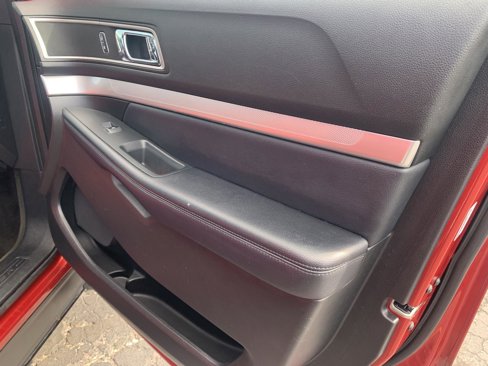 Used 2017 Ford Explorer XLT image 11