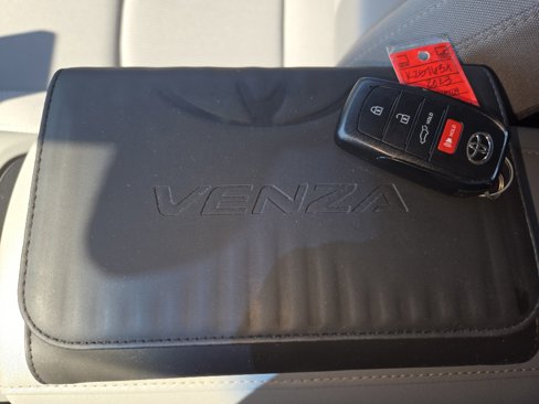 Used 2023 Toyota Venza LE image 38