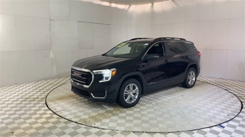 Used 2023 GMC Terrain SLE w/ Driver Convenience Package image 4