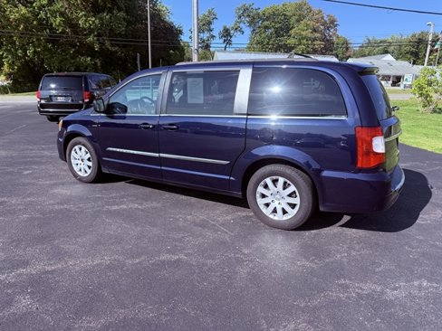 Used 2015 Chrysler Town & Country Touring image 11