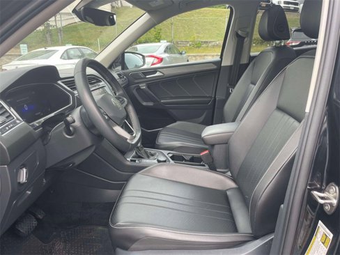Used 2022 Volkswagen Tiguan SE w/ Panoramic Sunroof Package image 15