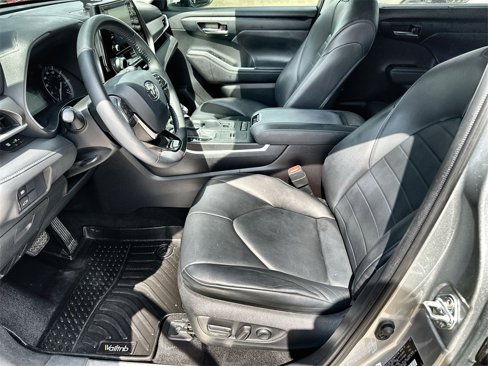 Used 2020 Toyota Highlander XLE image 24
