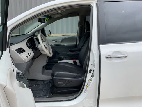 Used 2014 Toyota Sienna SE image 8