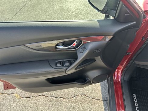Used 2018 Nissan Rogue SV w/ Premium Package image 25