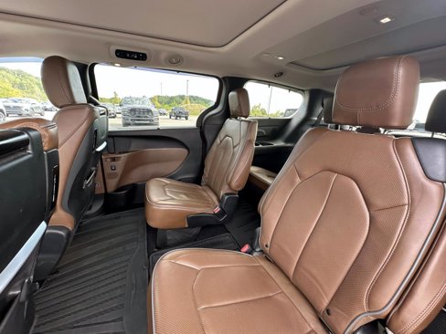 Used 2019 Chrysler Pacifica Limited w/ Tire & Wheel Group image 16