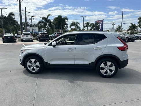 Used 2022 Volvo XC40 T4 Momentum image 9