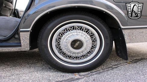 Used 1986 Lincoln Town Car image 17