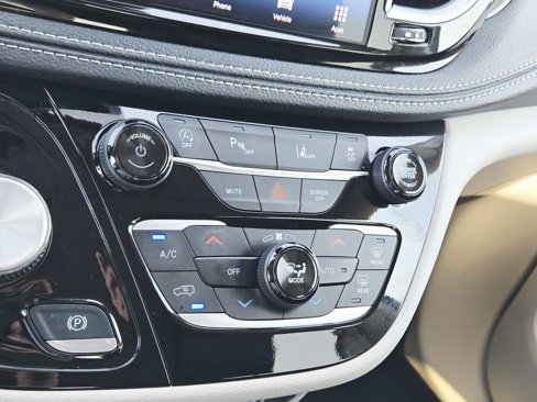 Used 2024 Chrysler Pacifica Touring-L image 32