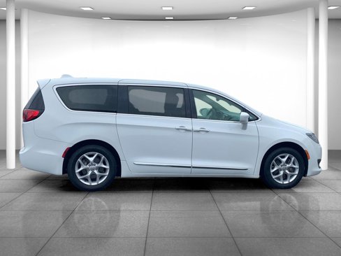 Used 2018 Chrysler Pacifica Touring Plus w/ Tire & Wheel Group image 8