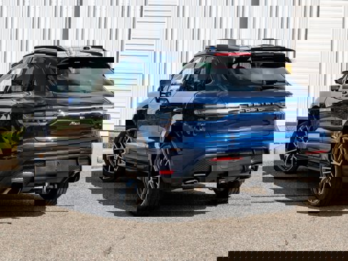 Certified 2024 Porsche Macan image 3