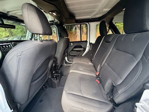 Used 2018 Jeep Wrangler Unlimited Sahara image 15