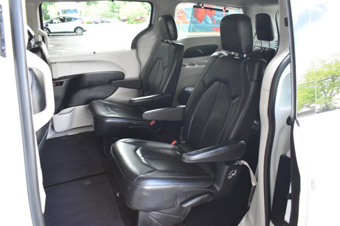 Used 2020 Chrysler Pacifica Touring-L image 9