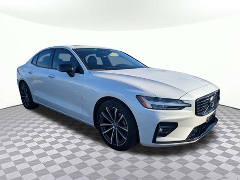 Used 2022 Volvo S60 B5 Momentum image 1