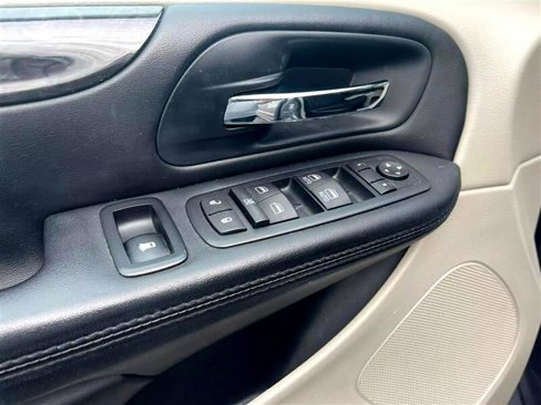 Used 2016 Dodge Grand Caravan SXT image 9