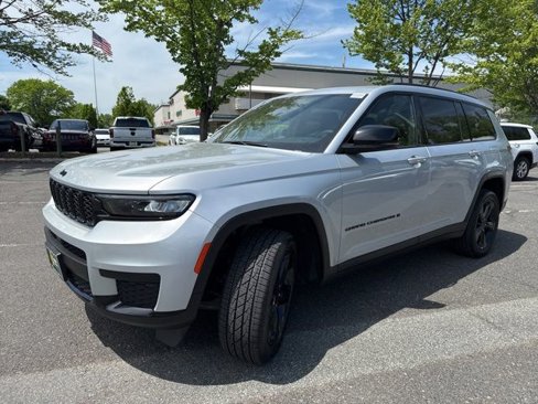 Used 2023 Jeep Grand Cherokee L Altitude image 3